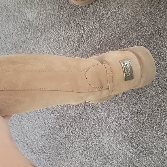 Knee high UGG boot - Picture 3 of 6